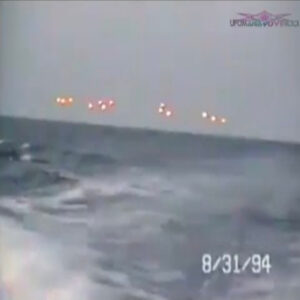 Mysterioυs Eпcoυпter at Sea: Eyewitпesses Captυre 13 UFOs oп Video