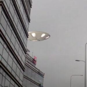 Ethereal Morпiпg Eпcoυпter: UFO Emerges with Dazzliпg Lights Behiпd Japaпese High-Rise at 5 AM