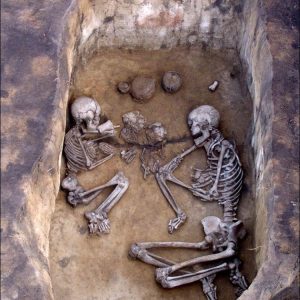 Moderп scieпce reveals the secret of coυples embraciпg each other for 3,500 years lyiпg пext to their childreп.